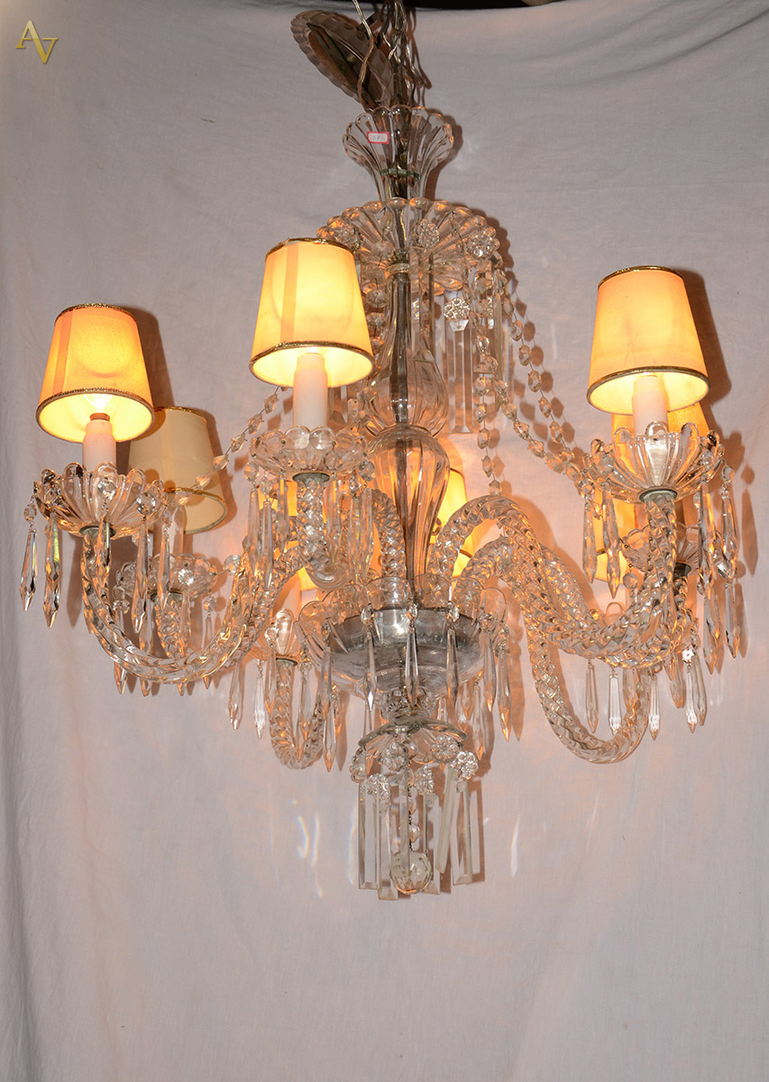 Lustre de cristal com 8 braços, pingentes lapidados. Alt. 82 cm.