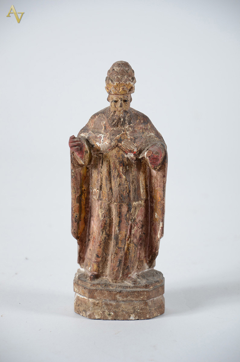 SÃO PEDRO - Antiga imagem de madeira policromada. Alt. 18 cm.