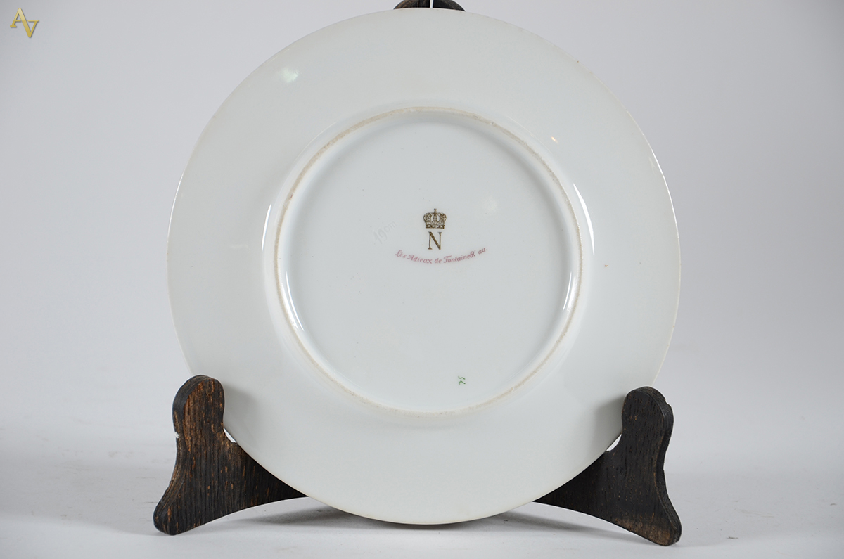 Prato de porcelana Napoleão, verso com N coroado e a inscrição: Les... - foto 2 de 2