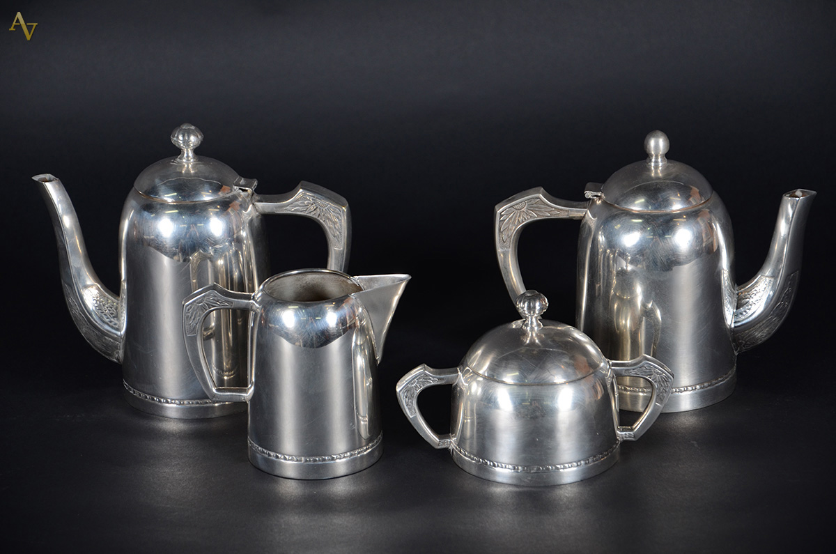 Pequena baixela para chá e café de metal prateado, comp.de 2 bules...