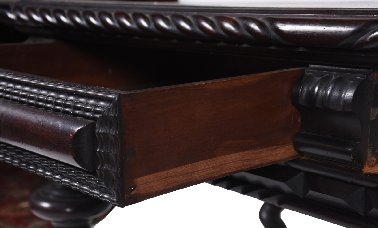 Mesa para escritório de madeira nobre, duas gavetas, pernas torneadas... - foto 5 de 10
