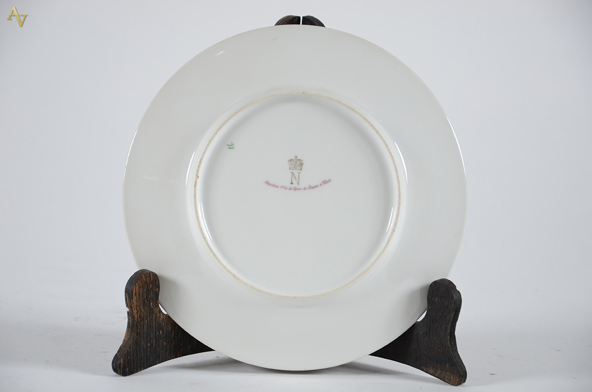 Prato de porcelana Napoleão, verso com a letra N coroada e inscrição... - foto 2 de 2