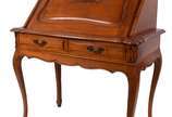 Mesa escrivaninha de madeira nobre, tampo artic... - Mesa escrivaninha de madeira nobre, tampo articulado com escaninhos internos, duas gavetas com puxadores de metal. Estilo Chipendale. Com pequen...
