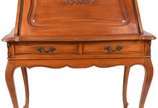 Mesa escrivaninha de madeira nobre, tampo artic... - Mesa escrivaninha de madeira nobre, tampo articulado com escaninhos internos, duas gavetas com puxadores de metal. Estilo Chipendale. Com pequen...