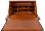 Mesa escrivaninha de madeira nobre, tampo artic... - Mesa escrivaninha de madeira nobre, tampo articulado com escaninhos internos, duas gavetas com puxadores de metal. Estilo Chipendale. Com pequen...