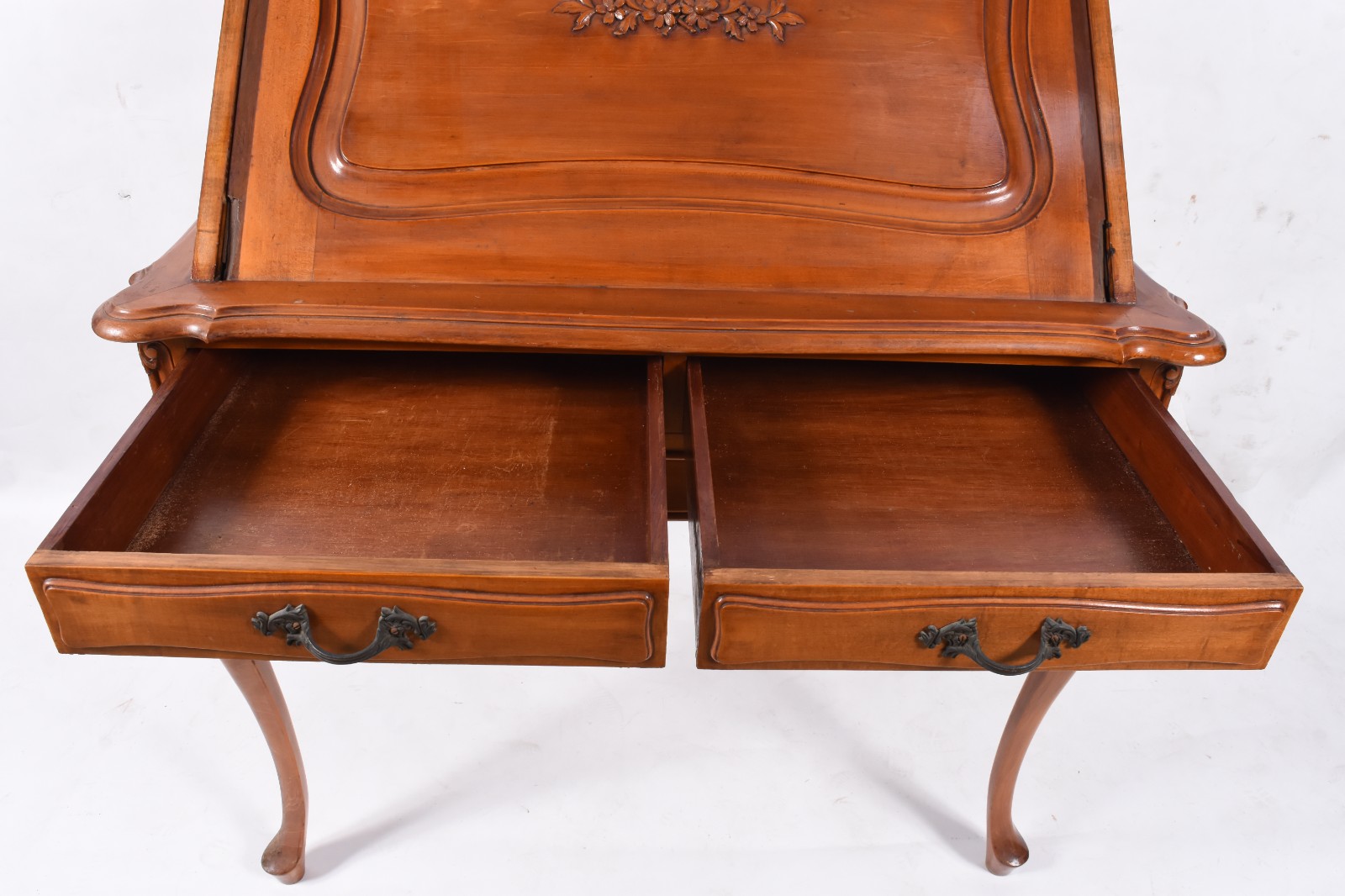 Mesa escrivaninha de madeira nobre, tampo articulado com escaninhos... - foto 4 de 10