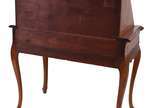 Mesa escrivaninha de madeira nobre, tampo artic... - Mesa escrivaninha de madeira nobre, tampo articulado com escaninhos internos, duas gavetas com puxadores de metal. Estilo Chipendale. Com pequen...