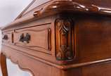 Mesa escrivaninha de madeira nobre, tampo artic... - Mesa escrivaninha de madeira nobre, tampo articulado com escaninhos internos, duas gavetas com puxadores de metal. Estilo Chipendale. Com pequen...
