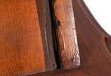 Mesa escrivaninha de madeira nobre, tampo artic... - Mesa escrivaninha de madeira nobre, tampo articulado com escaninhos internos, duas gavetas com puxadores de metal. Estilo Chipendale. Com pequen...