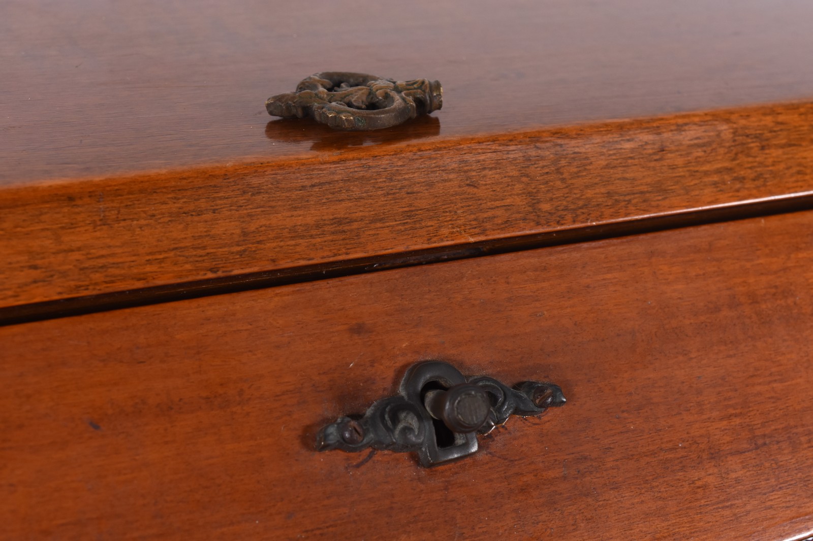Mesa escrivaninha de madeira nobre, tampo articulado com escaninhos... - foto 10 de 10