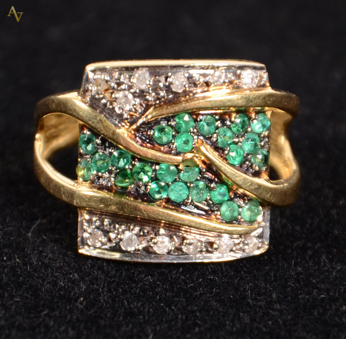 Anel de ouro 18 k com esmeralda e brilhantes. Peso - 5.2 gr.