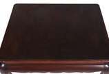 Mesa de centro de madeira nobre estilo Chippend... - Mesa de centro de madeira nobre estilo Chippendale, saia recortada.
