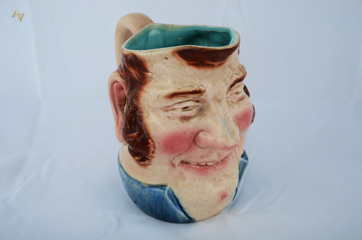 Caneca de faiança francesa de Sarreguemines repres. homem com...
