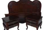 Conjunto de cama de casal e par de mesinhas de ... - Conjunto de cama de casal e par de mesinhas de cabeceira de madeira nobre, estilo Chipendale.