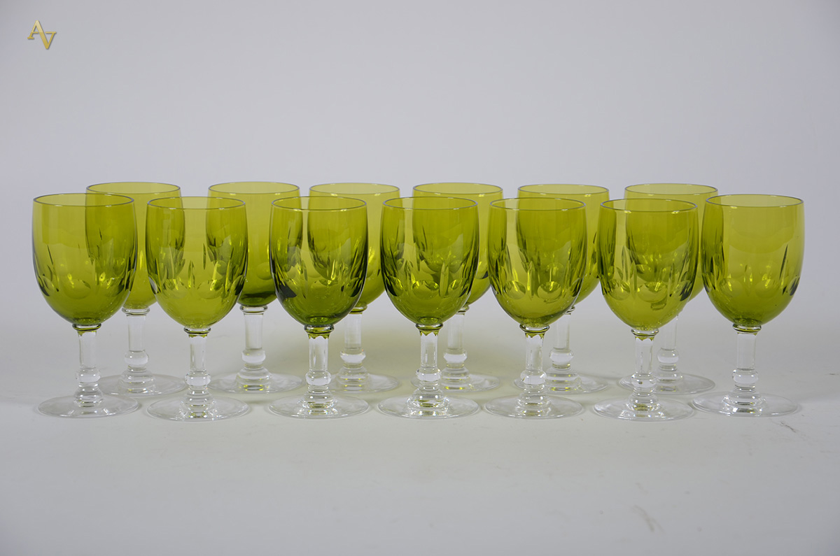 Doze cálices p/ vinho branco de cristal double na cor verde.