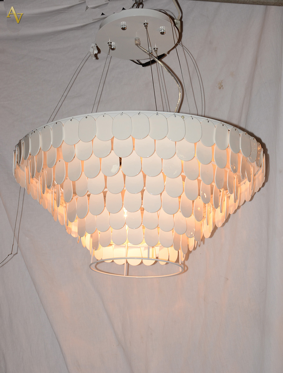 Lustre feito com placas de porcelana branca. Alt.bojo 30 cm. diam.60...