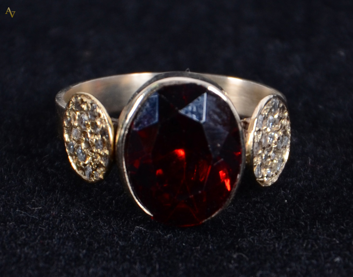 Anel de ouro 18 k com 1 rubi e 30 brilhantes. Peso - 4.1 gr.