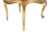 Cadeira de madeira nobre patinada de dourado, e... - Cadeira de madeira nobre patinada de dourado, estofamento forrado com tecido floral, estilo Luis XV.
