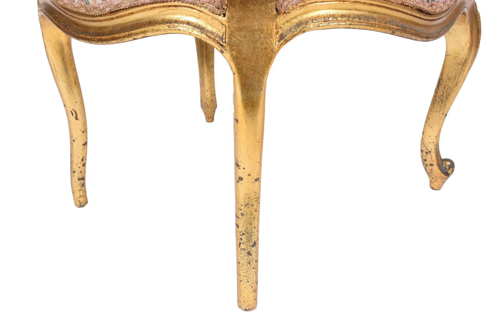 Cadeira de madeira nobre patinada de dourado, estofamento forrado com... - foto 4 de 5