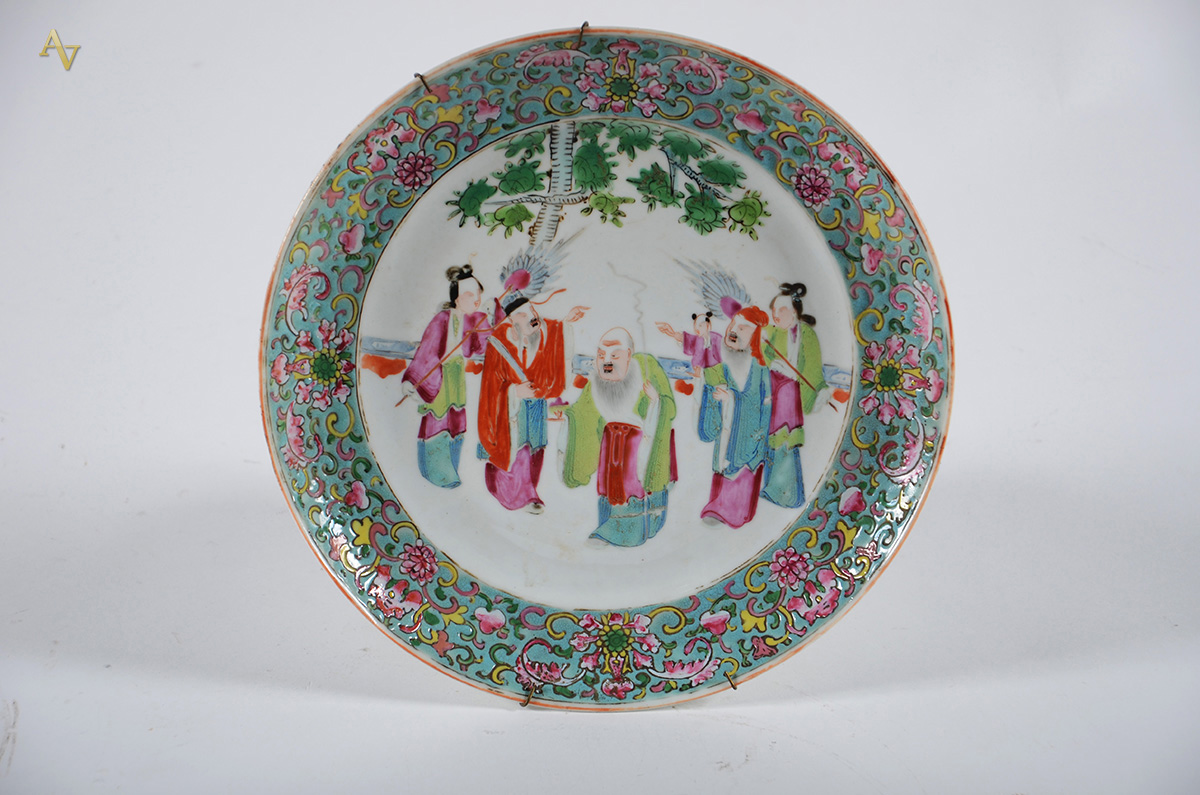 Prato de porcelana chinesa com figuras em policromia, diam. 25 cm. - foto 1 de 2