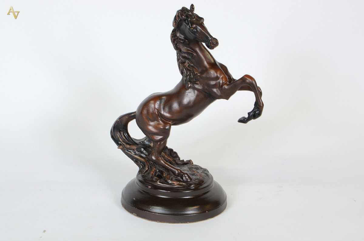 Escultura de petit bronze, represenando cavalo. Alt. total. 50 cm.