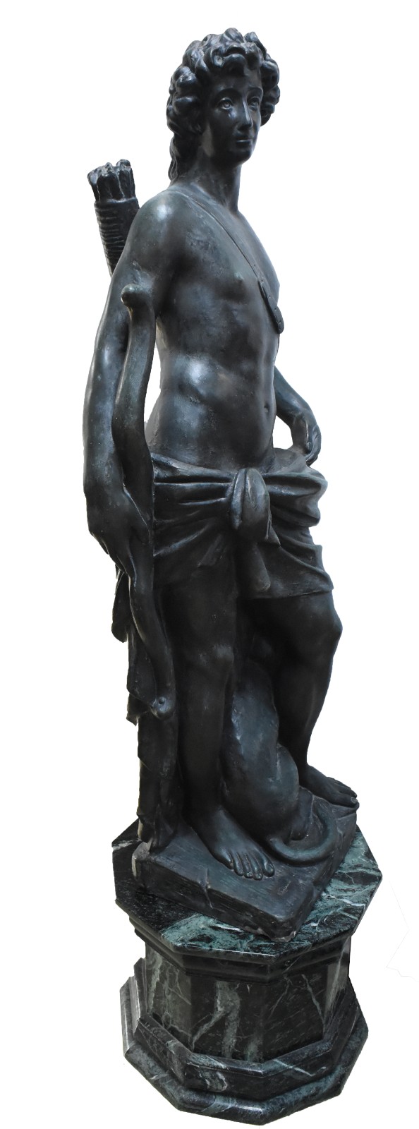 Grande escultura de cimento patinado representando figura mitológica... - foto 2 de 10