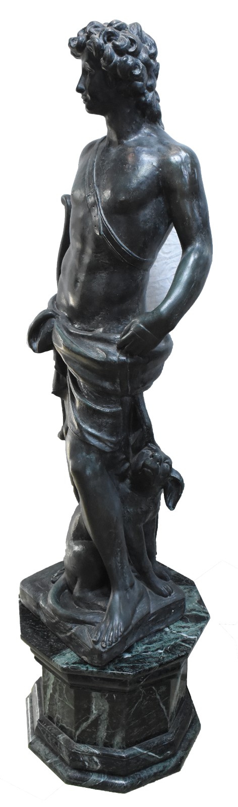 Grande escultura de cimento patinado representando figura mitológica... - foto 3 de 10