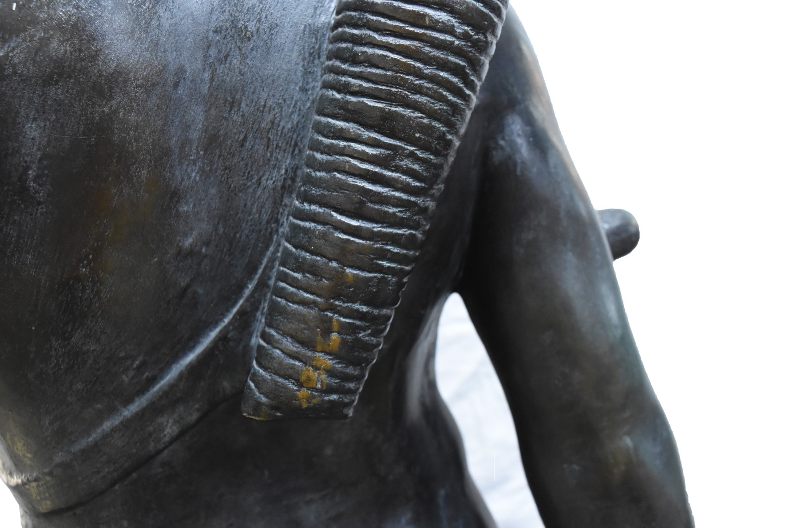 Grande escultura de cimento patinado representando figura mitológica... - foto 7 de 10
