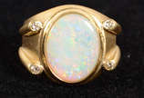 Anel de ouro 18 k, opala cabocham e 4 brihantes... - Anel de ouro 18 k, opala cabocham e 4 brihantes. Aro 16,5 - peso: 8,4 gr.