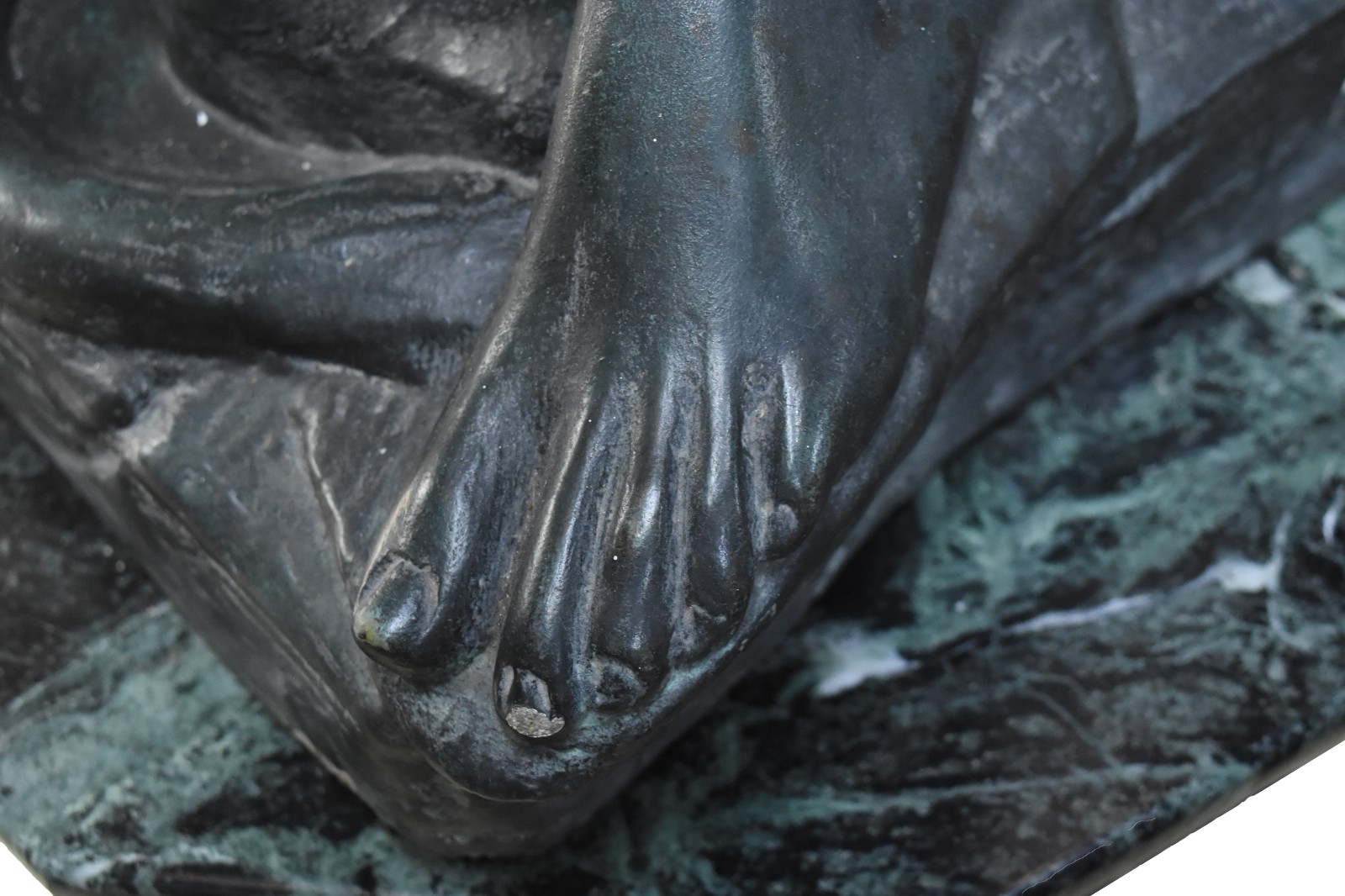 Grande escultura de cimento patinado representando figura mitológica... - foto 10 de 10