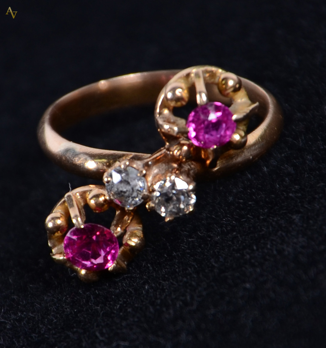 Anel de ouro 18 k com 2 brilhantes de 0,13 carats e rubelitas...