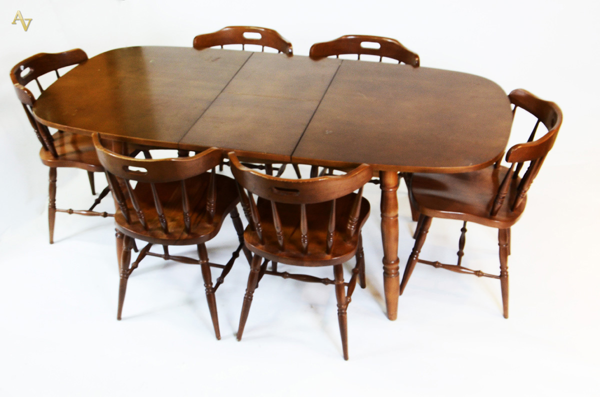 Mesa de madeira nobre ( med. 1,41 x 0,86) com tabua extensora ( med...