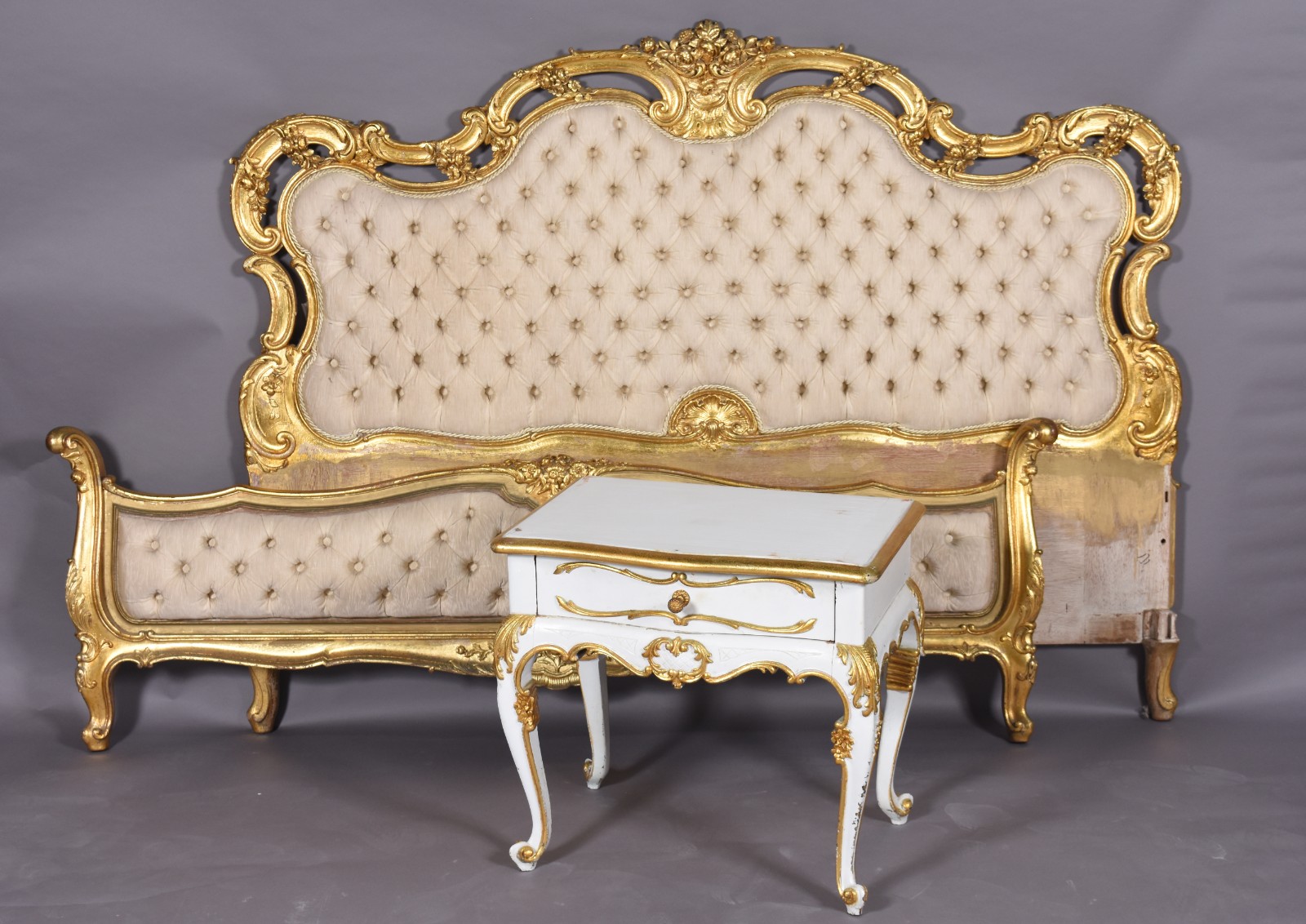 Cama de casal estilo frances, de madeira dourada ricamente... - foto 1 de 10