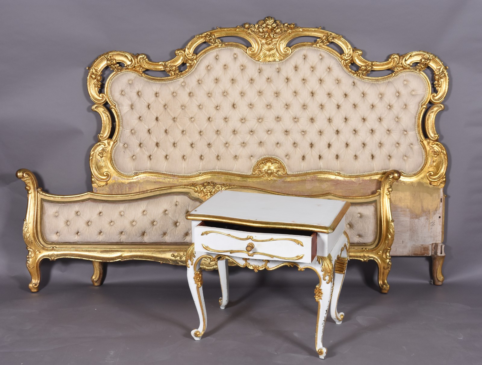 Cama de casal estilo frances, de madeira dourada ricamente... - foto 2 de 10