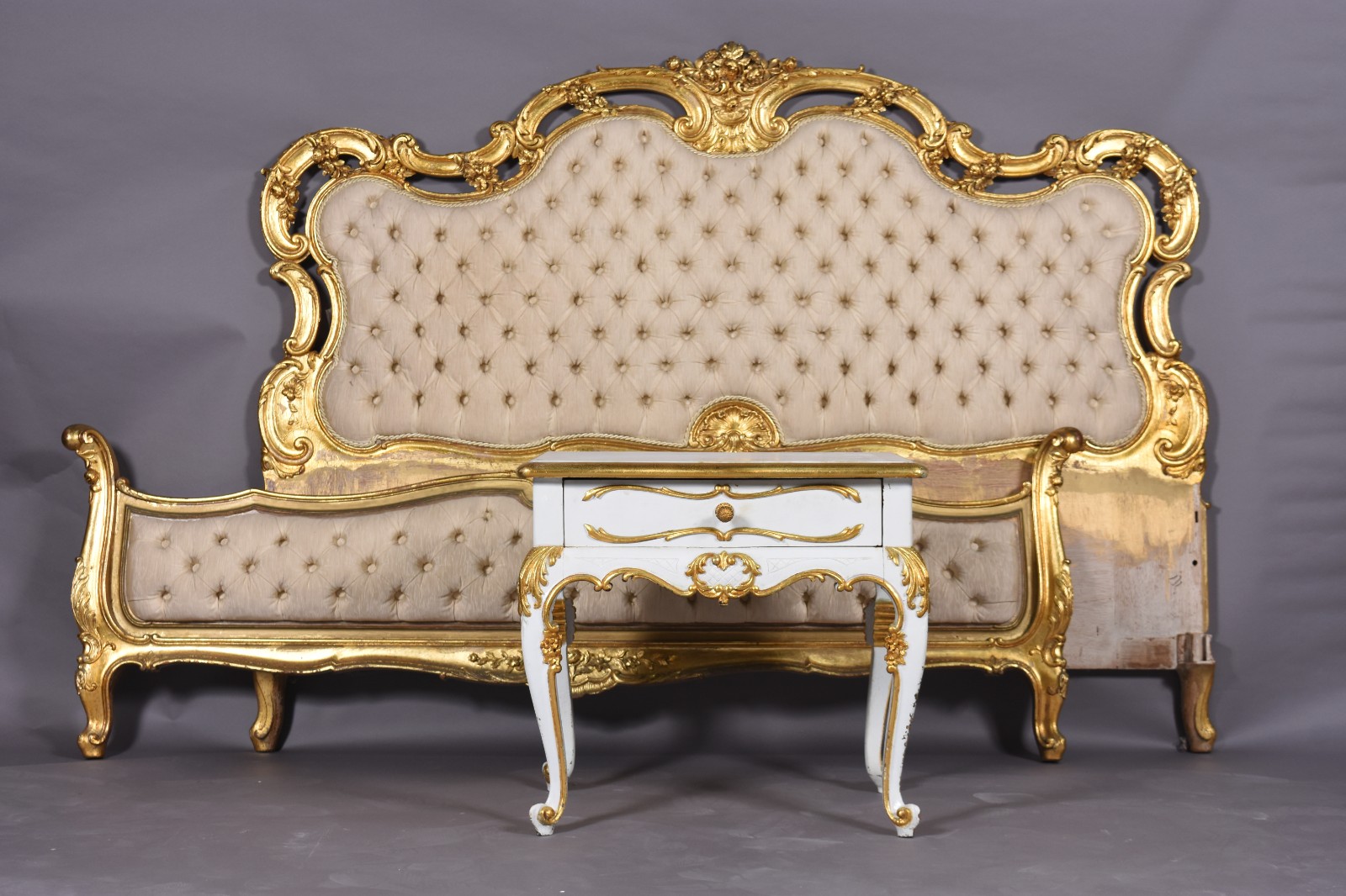 Cama de casal estilo frances, de madeira dourada ricamente... - foto 3 de 10