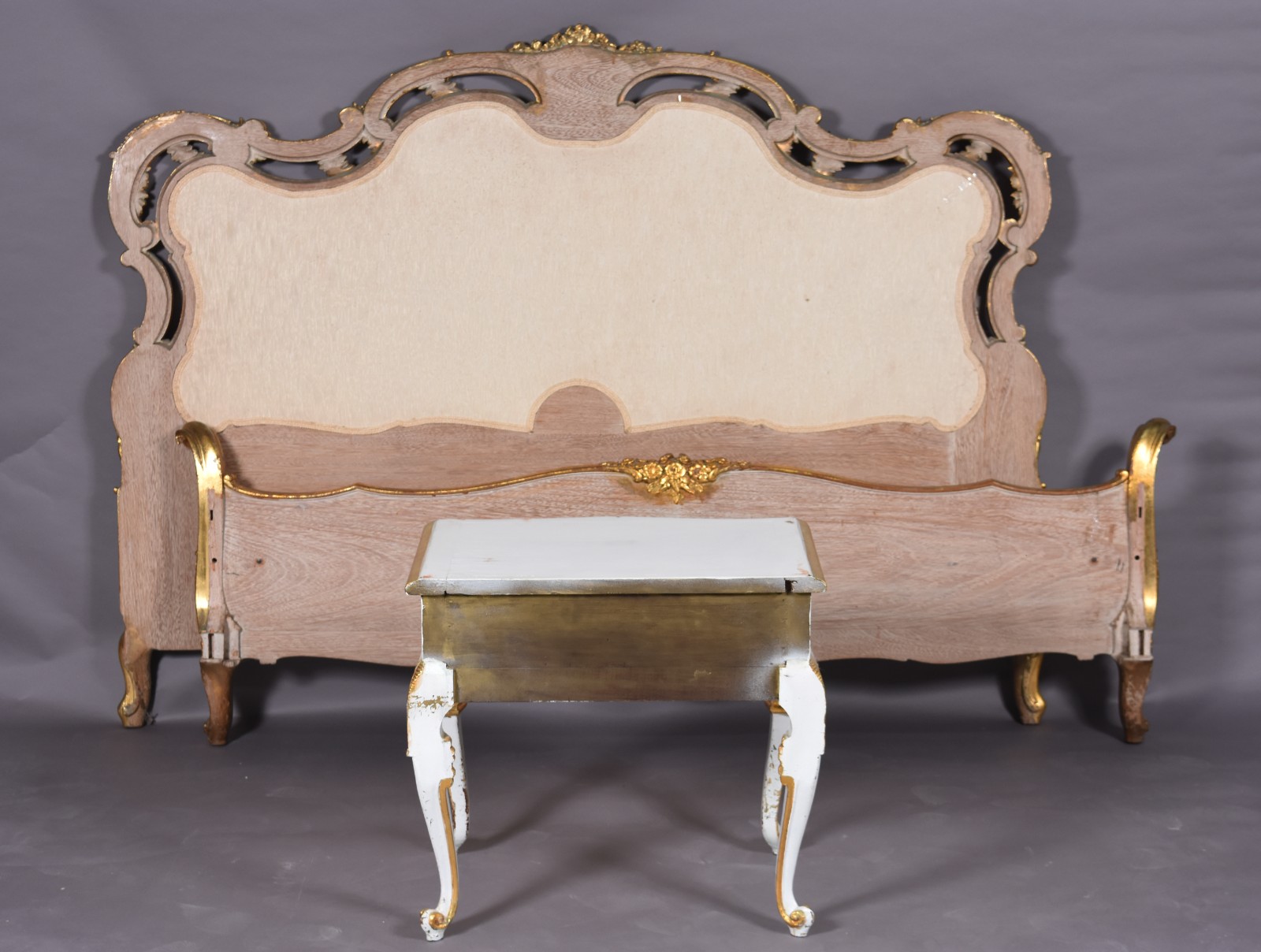 Cama de casal estilo frances, de madeira dourada ricamente... - foto 4 de 10