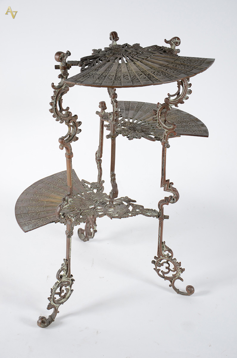 Antiga mesa ART NOUVEAU de metal ricamente trabalhada no formato de...