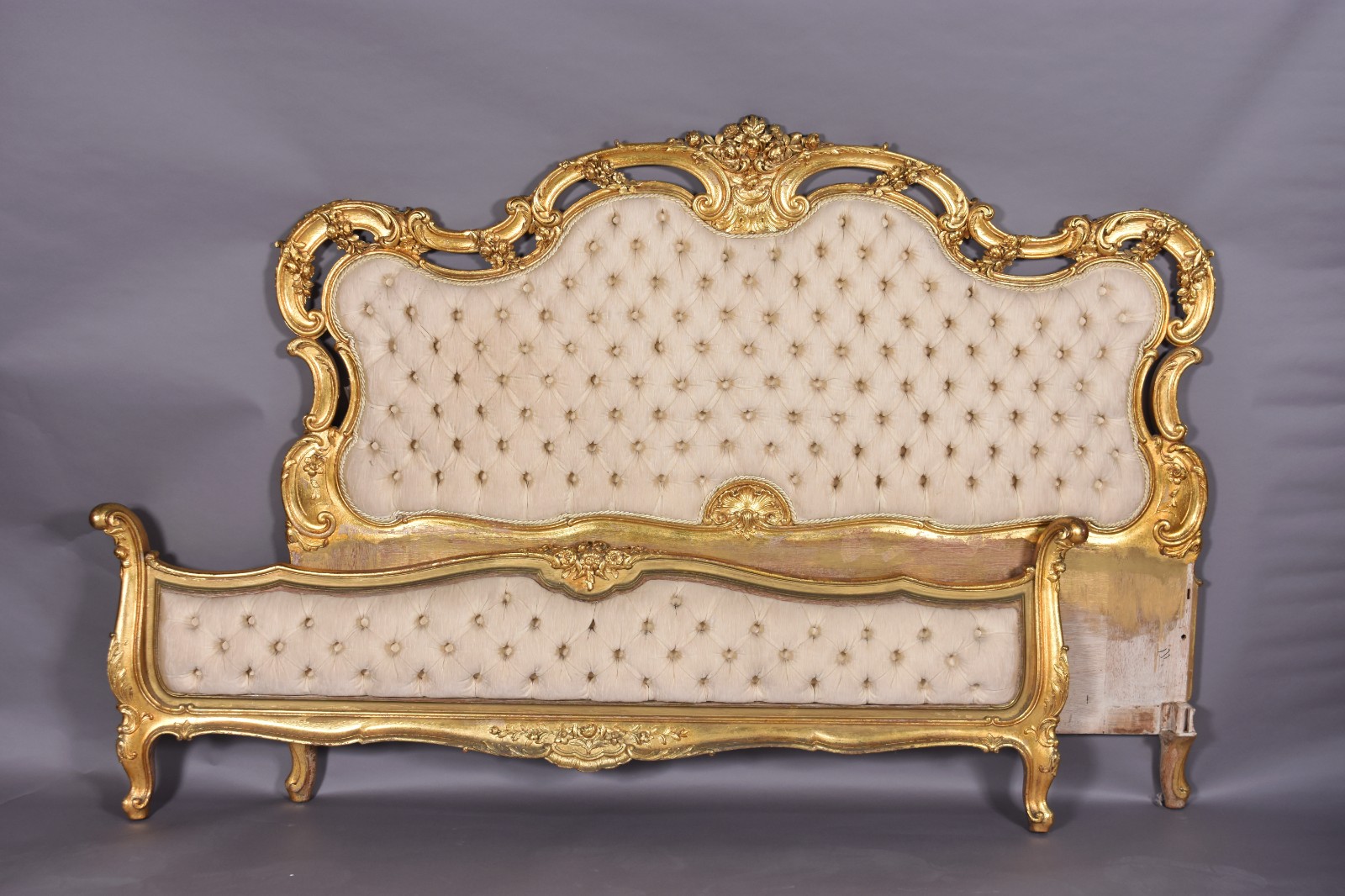 Cama de casal estilo frances, de madeira dourada ricamente... - foto 6 de 10
