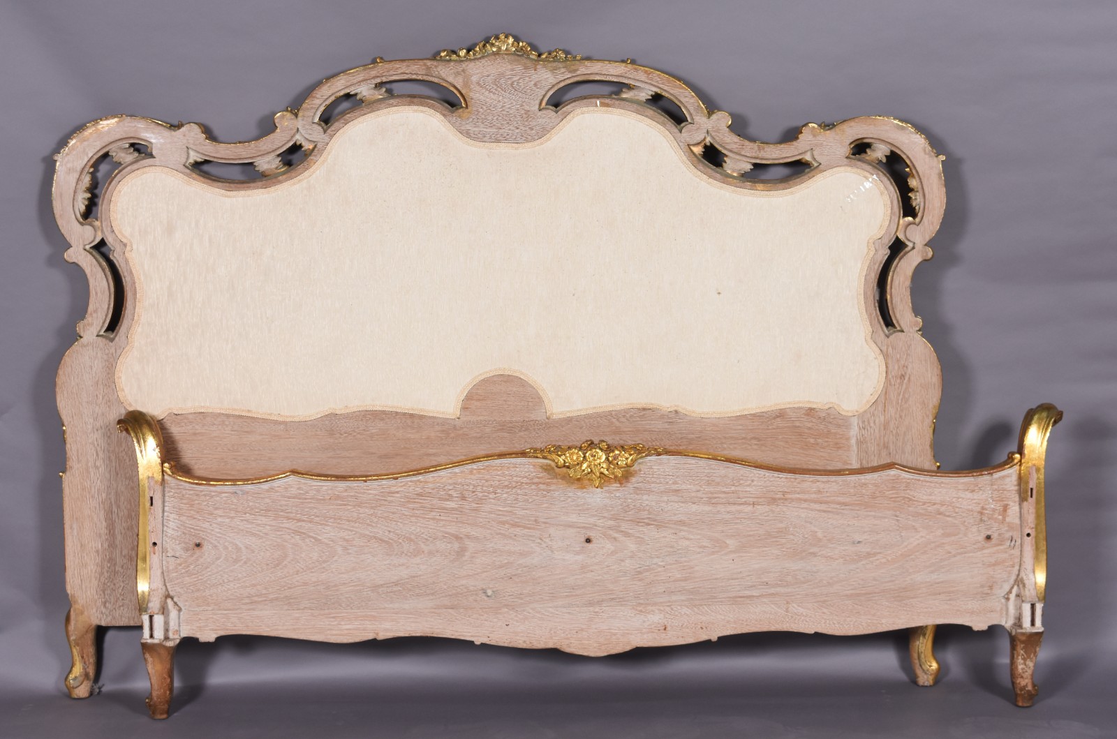 Cama de casal estilo frances, de madeira dourada ricamente... - foto 7 de 10