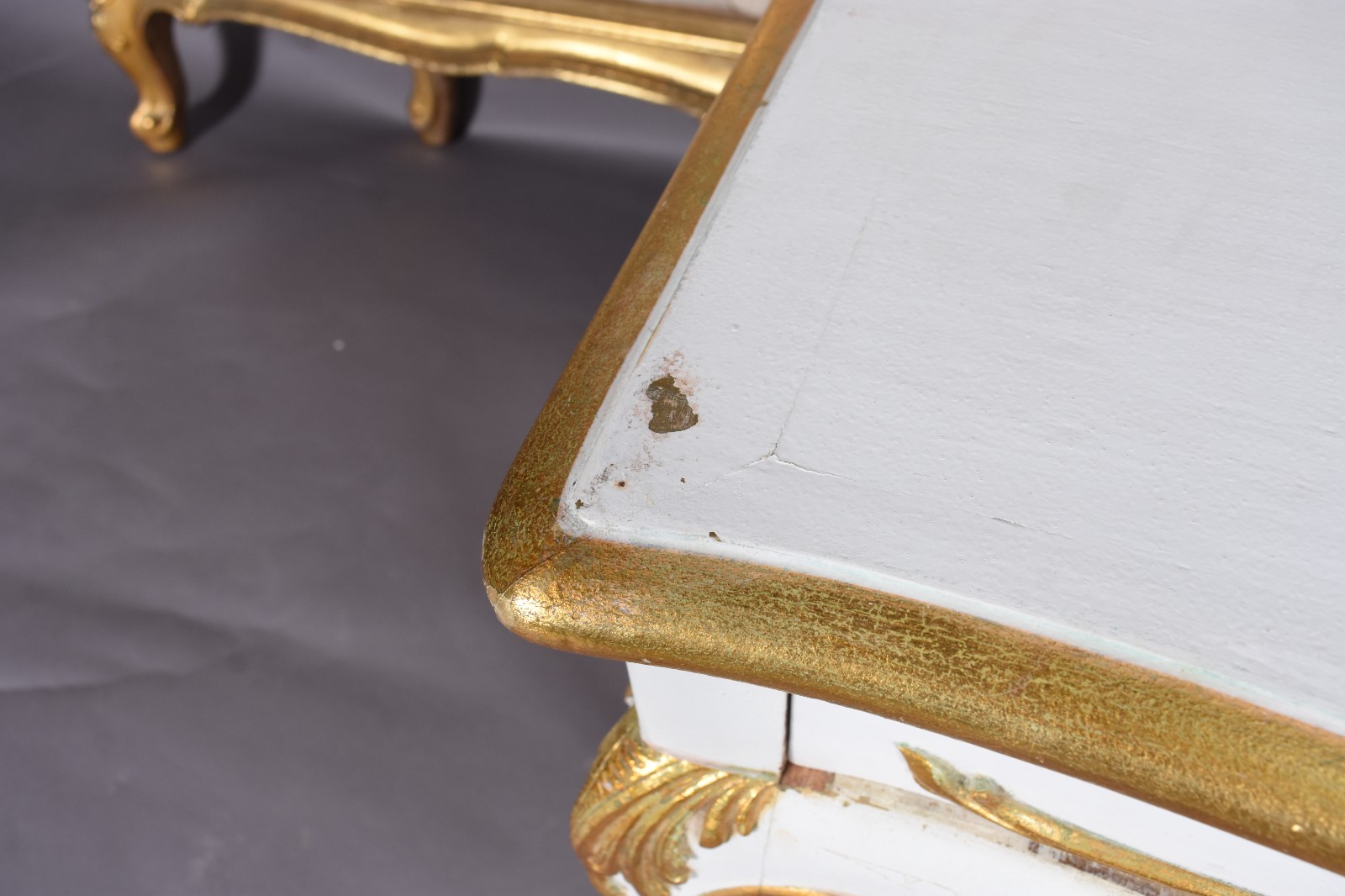 Cama de casal estilo frances, de madeira dourada ricamente... - foto 10 de 10