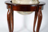 Mesa de madeira nobre. estilo ingles, centro  c... - Mesa de madeira nobre. estilo ingles, centro  com globo terrestre giratório (pequeno amassado).  Diam. 64 cm - alt. 85 cm.