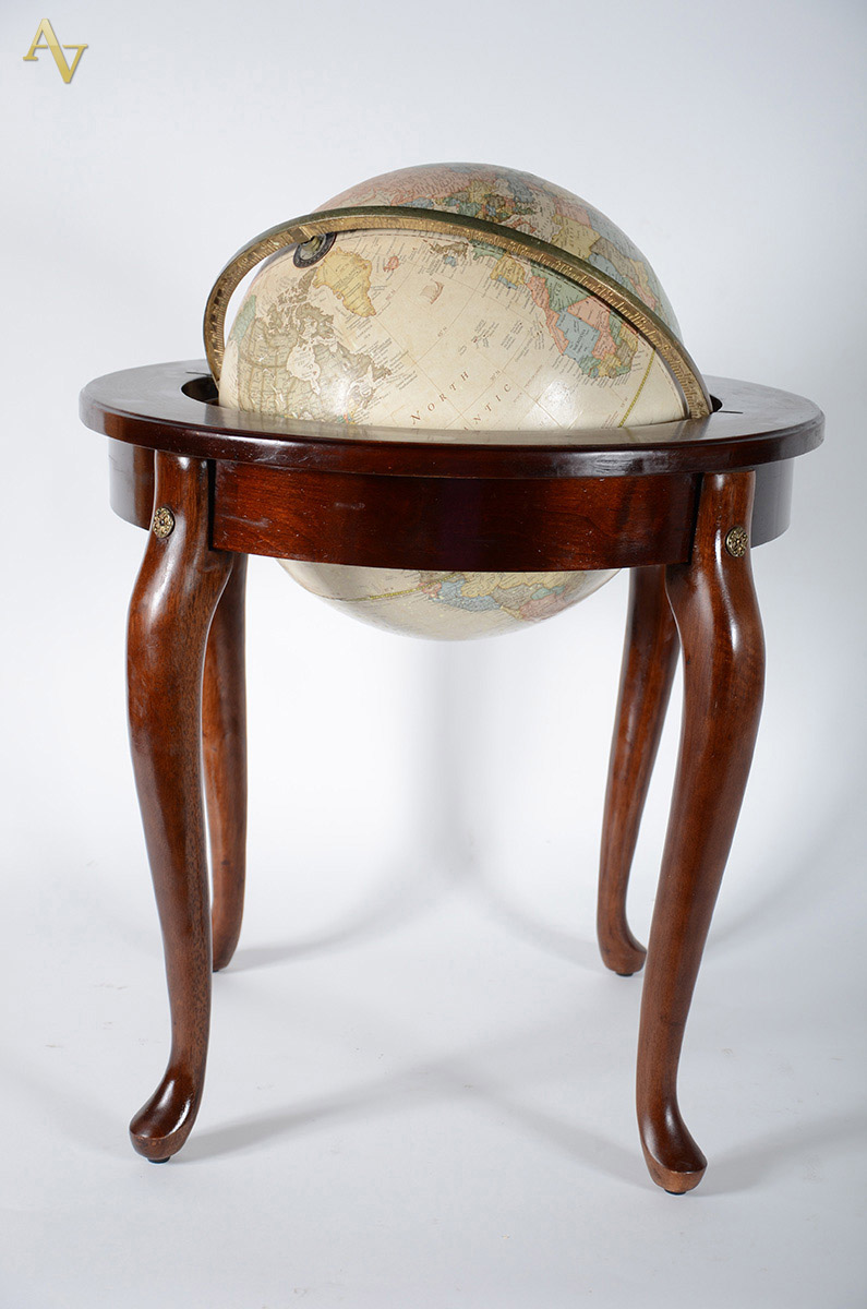 Mesa de madeira nobre. estilo ingles, centro com globo terrestre... - foto 1 de 2