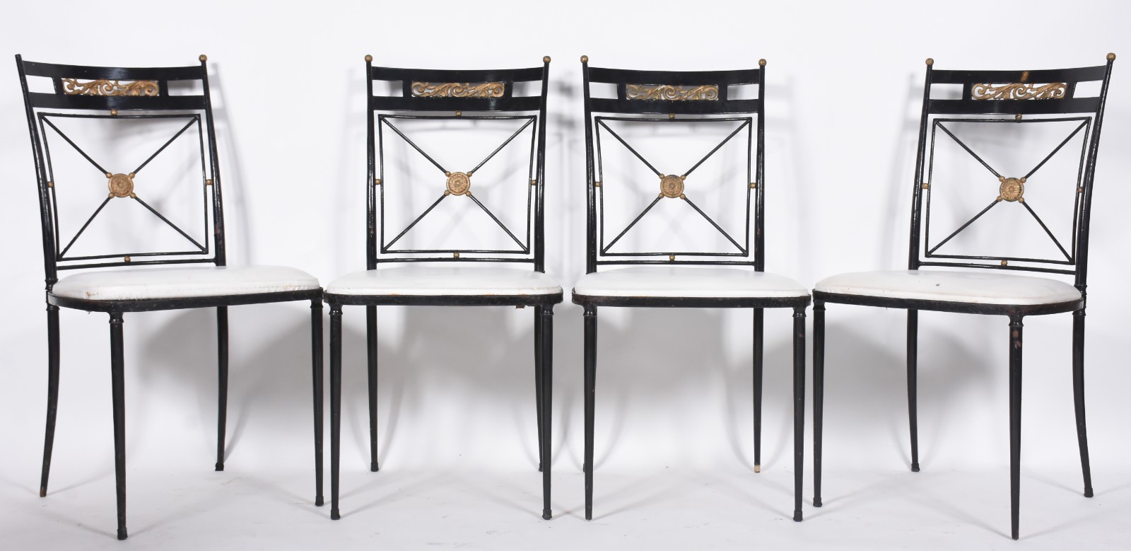 Mesa redonda de metal pintado de preto, saia com segmentos em "X"... - foto 4 de 10