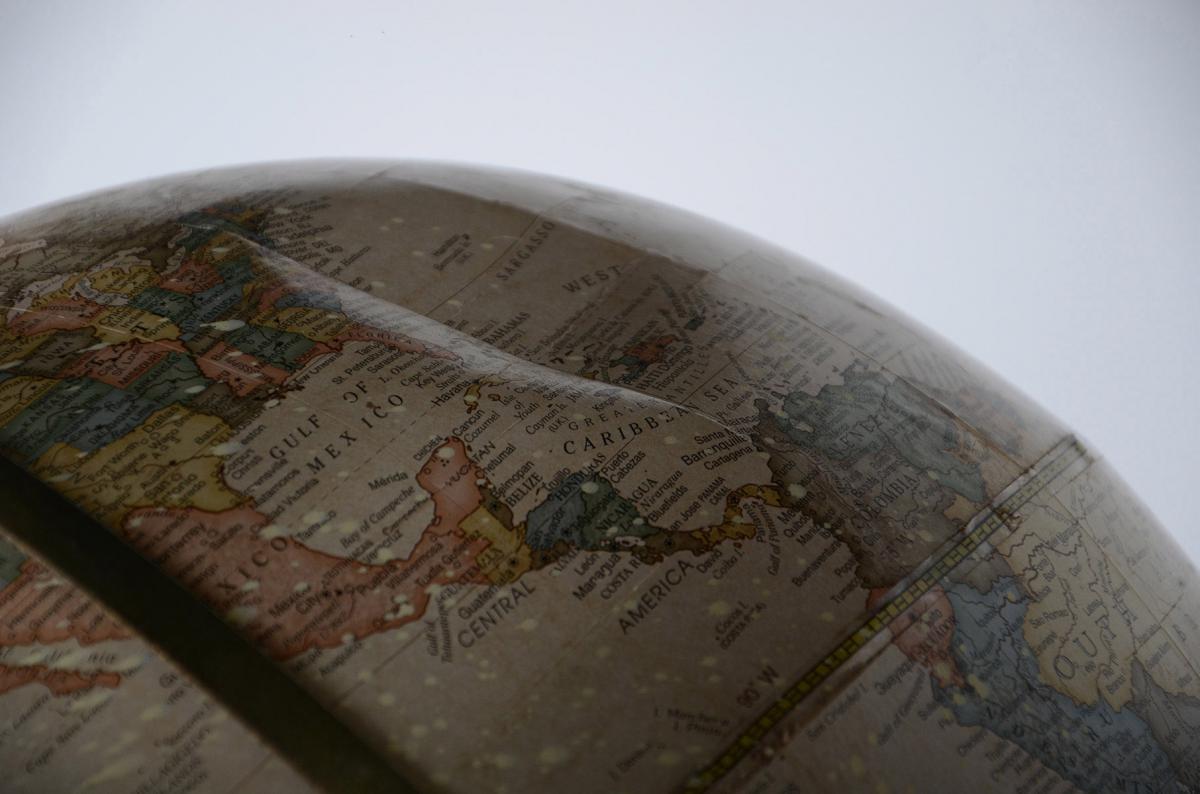 Mesa de madeira nobre. estilo ingles, centro com globo terrestre... - foto 2 de 2