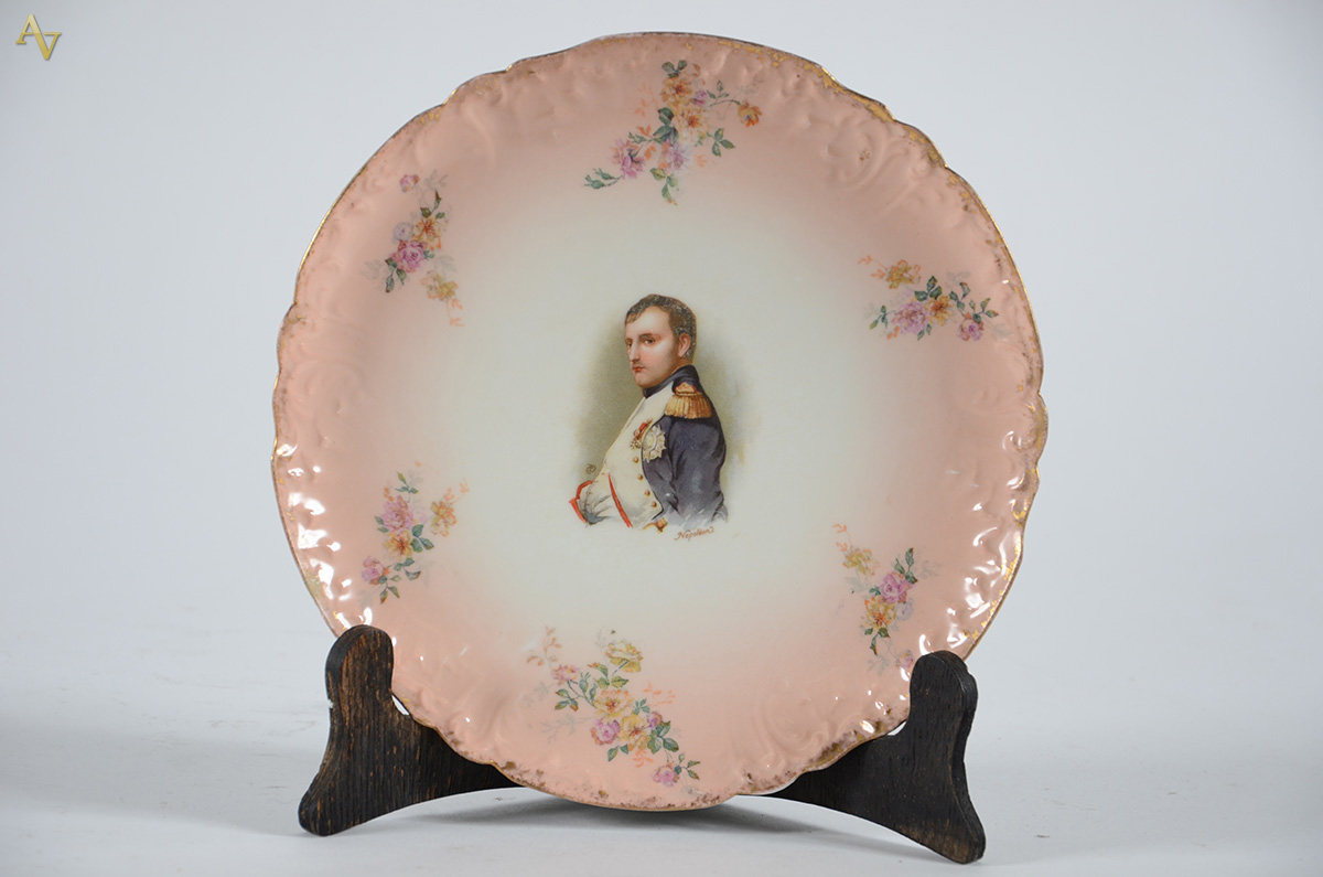 Prato de porcelana francesa de Limoges, JP, decorado com figura de... - foto 1 de 2