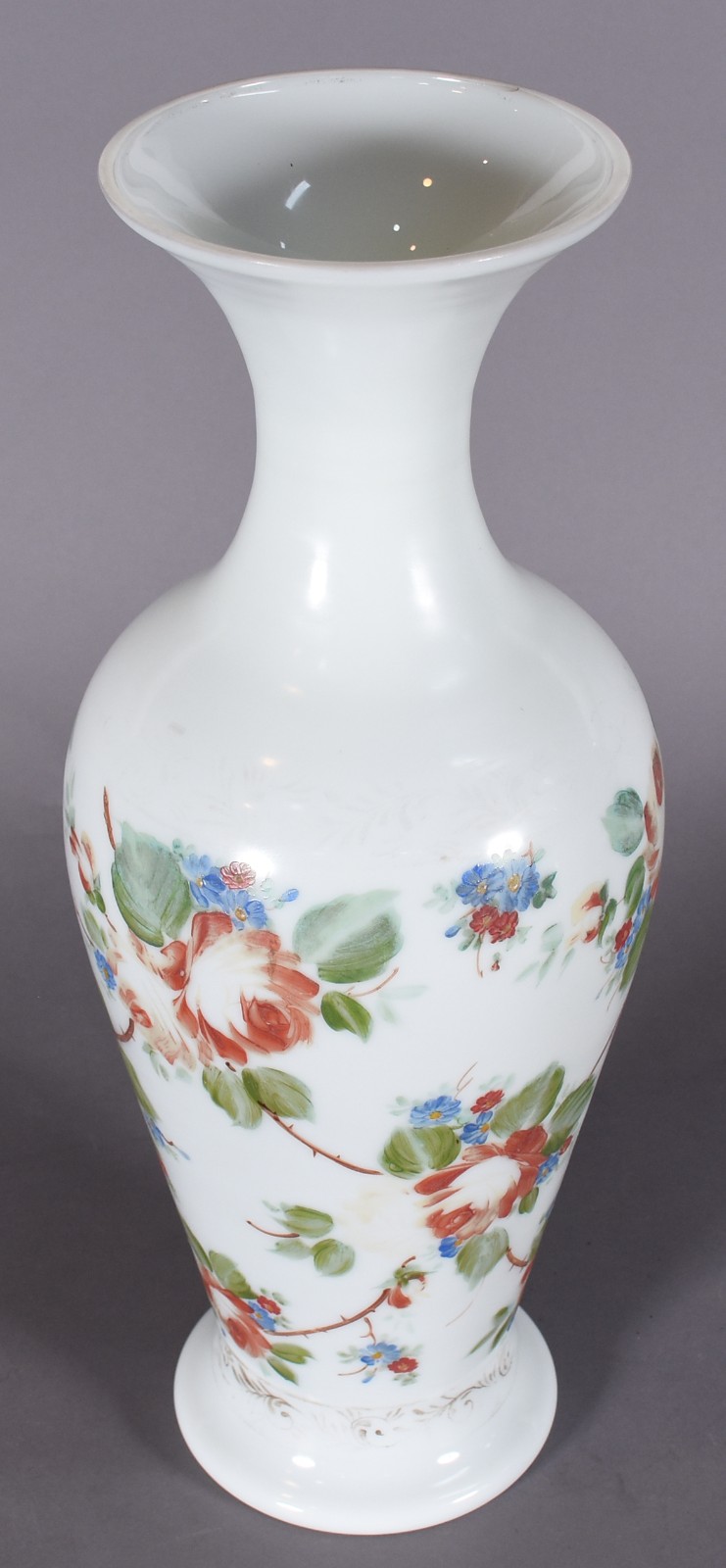 Antigo vaso de opalina branca com flores em policromia, resquícios de... - foto 2 de 4