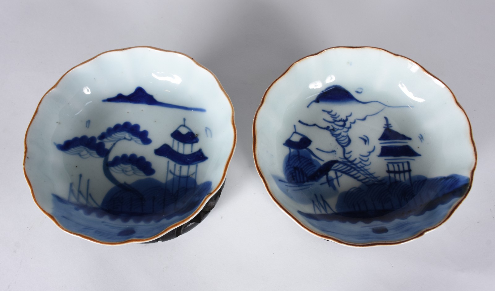 Par de bowls de porcelana chinesa decorados com paisagens e pagodes... - foto 3 de 4