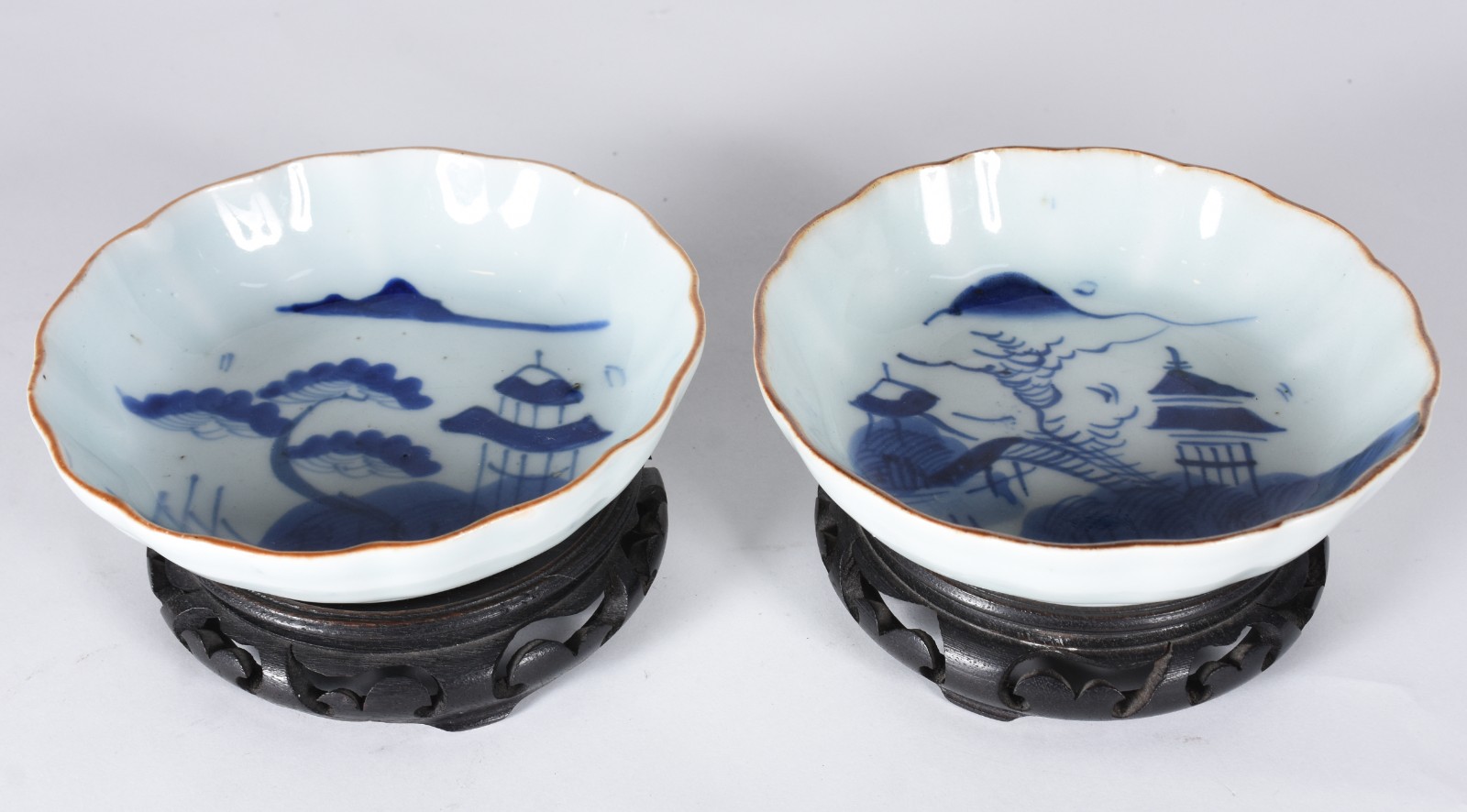 Par de bowls de porcelana chinesa decorados com paisagens e pagodes... - foto 1 de 4