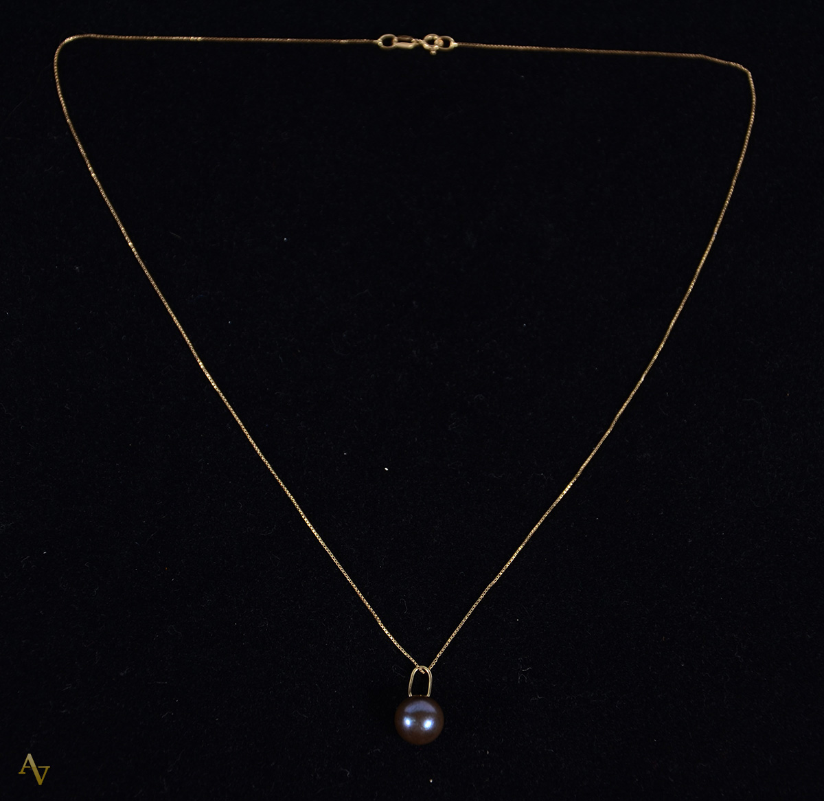 Pérola negra de 9 mm com cordão de ouro 18 k. Peso: 2,8 gr.