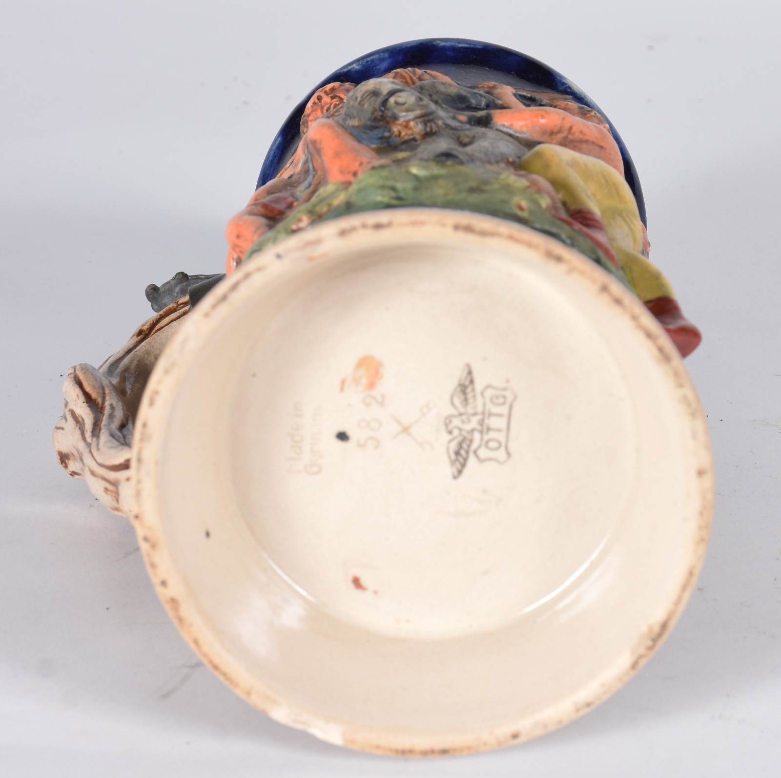 Caneca de cerâmica alemã com figuras em relevo policromado e tampa de... - foto 5 de 6
